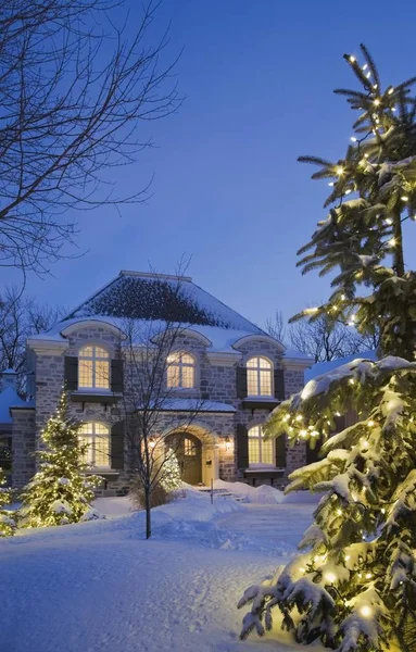 豪华住宅小屋风格在冬天的黄昏 魁北克 加拿大 北美洲的明亮的常青树的家 — 图库照片