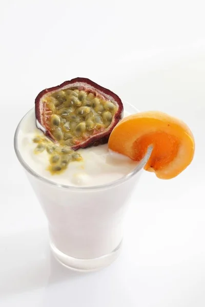 Bicchiere Yogurt Con Albicocca Frutto Della Passione — Foto Stock