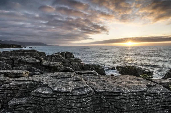 Zonsondergang bij Pancake Rocks — Stockfoto