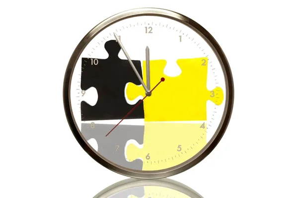 Zegar Czarny Żółty Kawałki Układanki Minut Dwunastu Jedenasty Hour Symboliczny — Zdjęcie stockowe
