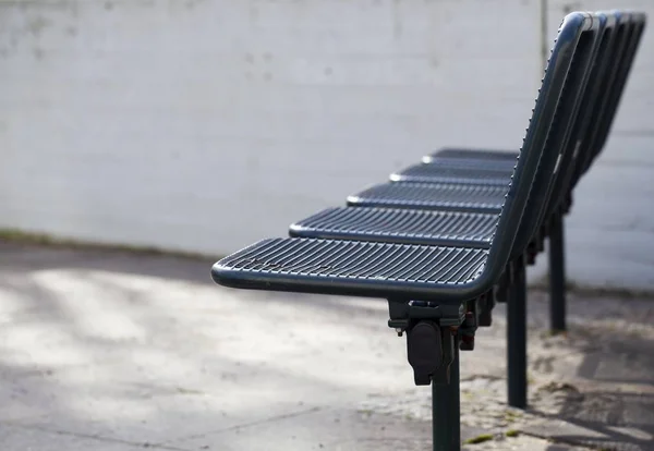 Oude Metalen Stoelen Voor Een Grijze Betonnen Muur Een Speelplaats — Stockfoto