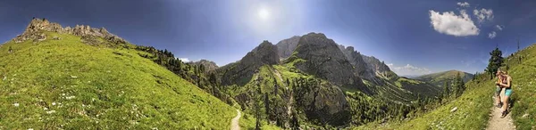 Bergslandskap Med Vacker Himmel Sommaren — Stockfoto