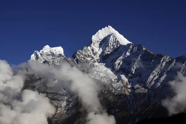 Kangtega Thamserku Khumbu Milli Parkı Sagarmatha Nepal Asya Önünde Bulutlar — Stok fotoğraf