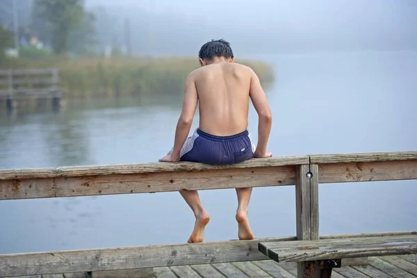 Junge Sitzt Auf Einem Steg Einem See Teterow Mecklenburg Vorpommern — Stockfoto