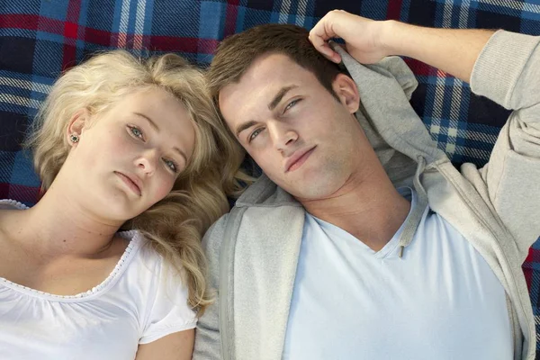 Jeune Couple Couché Sur Une Couverture Pique Nique — Photo