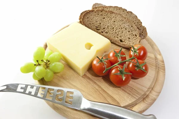 Emmentaler Käse Auf Einem Brett Mit Trauben Brot Und Tomaten — Stockfoto