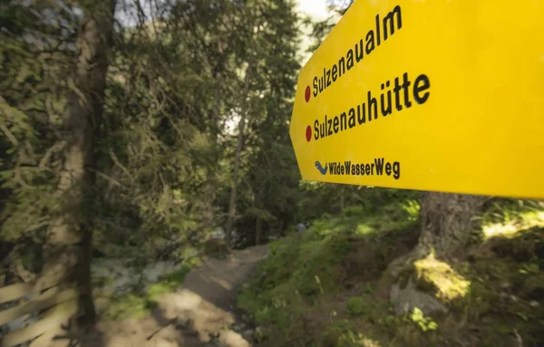 Дорожные Указатели Sulzenau Huette Sulzenaualm Alp Wild Water Trail Stubai — стоковое фото