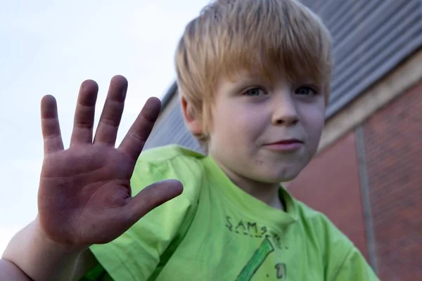 Liten Pojke Med Smutsig Hand — Stockfoto