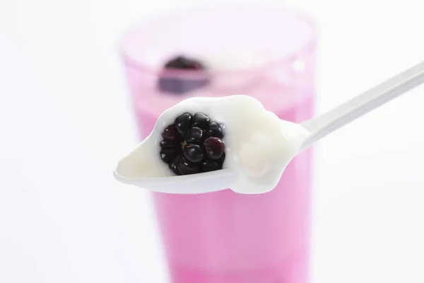 Tazza Rosa Cucchiaio Plastica Bianca Con Yogurt More — Foto Stock