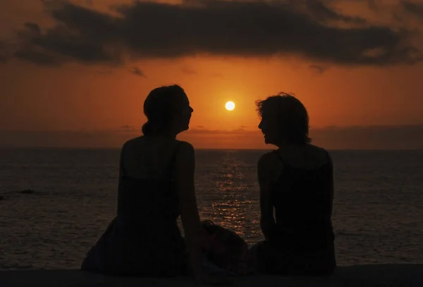 Meisje Vrouw Silhouetten Bij Zonsondergang Aan Het Strand Van Playa — Stockfoto