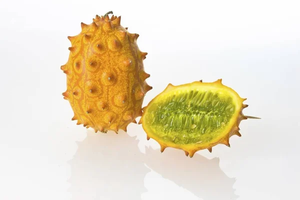 Dos Kiwanos Melones Cuerno Pepinos Cuerno Africano Cucumis Metuliferus — Foto de Stock