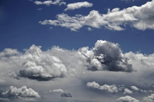Weiße Wolken am blauen Himmel — Stockfoto
