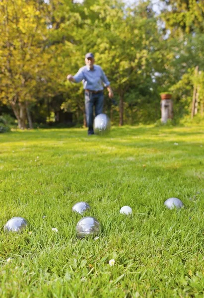 Άνθρωπος Ρίχνει Μια Μπάλα Παίζοντας Boules Petanque Hesse Γερμανία Ευρώπη — Φωτογραφία Αρχείου