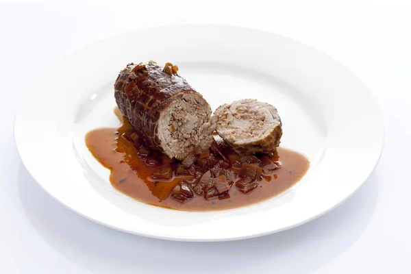 Gestoofd Varkensvlees Roulade Gevuld Met Gehakt Saus Een Porseleinen Plaat — Stockfoto