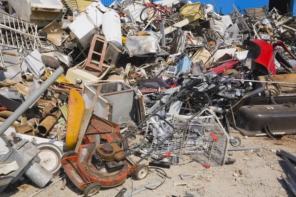Σωρό Απορρίπτονται Οικιακά Και Βιομηχανικά Είδη Ένα Κέντρο Ανακύκλωσης Μεταλλικά — Φωτογραφία Αρχείου