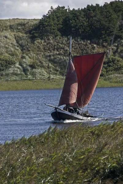 Traditionele Vissersboot Met Eenmansboot Sprietzeil Rinkbing Fjord Nymindegab West Jutland — Stockfoto