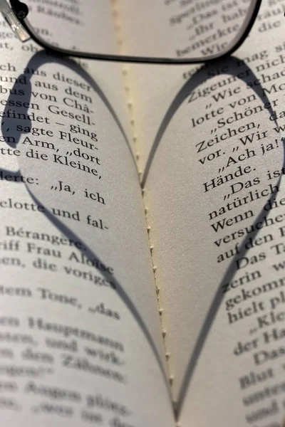 Sombra Par Óculos Nas Páginas Livro — Fotografia de Stock