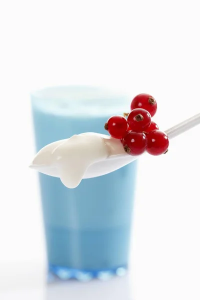 Blue Cup White Plastic Spoon Yoghurt Red Currants — Stock Photo, Image