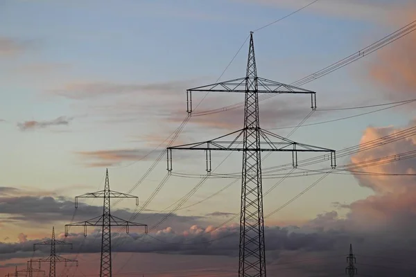 Transmissie Torens Elektriciteit Pylonen Avond Van Humeur Bewolkte Hemel Baden — Stockfoto
