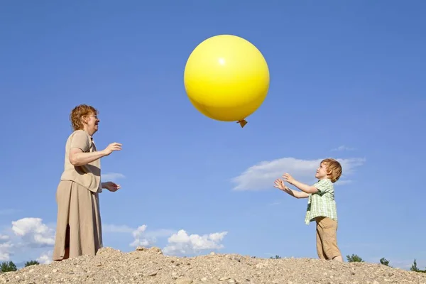 Mãe Filho Brincando Com Grande Balão — Fotografia de Stock