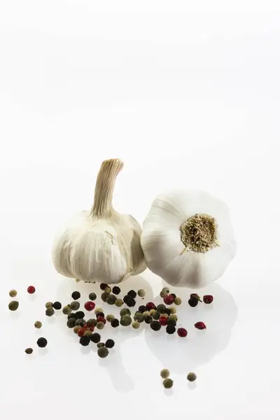 Knoblauch Allium Sativum Mit Schwarzen Und Roten Pfefferkörnern — Stockfoto