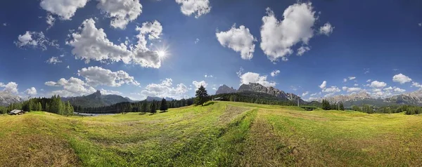 Panoramiczny Widok Krajobraz Trawa Zielona Włochy — Zdjęcie stockowe