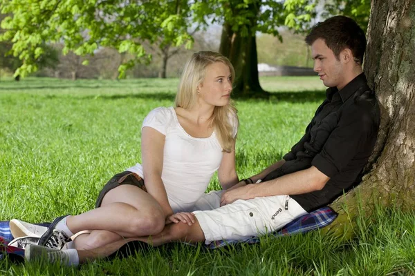 Young Couple Sitting Picnic Blanket Leaning Tree Park Spring — Stock Photo, Image