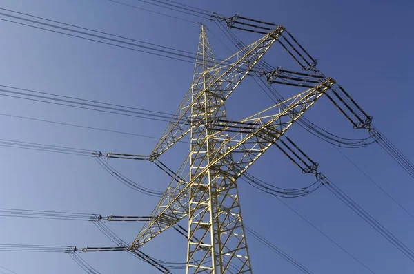 Übertragungsleitungen Für Elektrizität Schrägschuss Und Blauen Himmel — Stockfoto