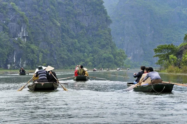 越南人在船上漂浮 — 图库照片