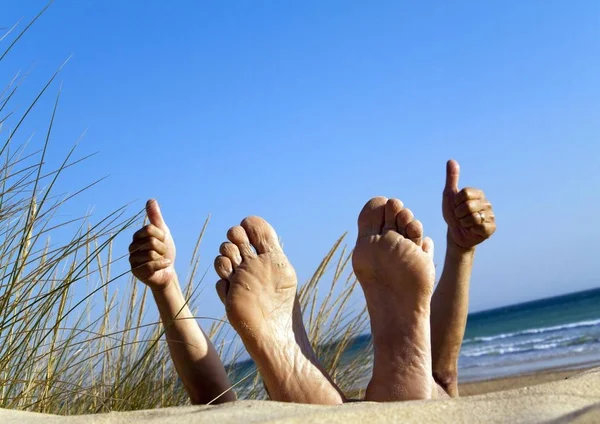 Los Pies Los Hombres Una Duna Arena Junto Mar — Foto de Stock