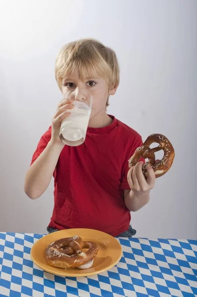 Garçon Ans Avec Bretzel Saucisse Jaune Gelbwurst Lait Consommation — Photo