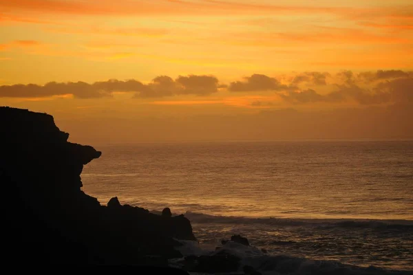 Orangefarbener Sonnenuntergang an den Klippen — Stockfoto