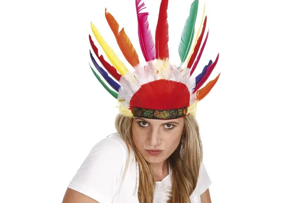 Giovane Donna Con Copricapo Carnevale Piume Indiane Isolata Sfondo Bianco — Foto Stock