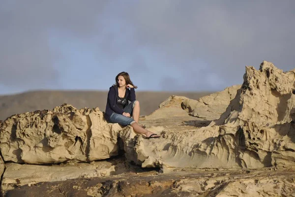 Jovem Mulher Sedimentações Calcário Pared Fuerteventura Ilhas Canárias Espanha Europa — Fotografia de Stock