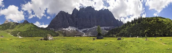 Prado Primavera Laliderertal Valley Com Vista Para Penhascos Lalidererwaende Karwendel — Fotografia de Stock