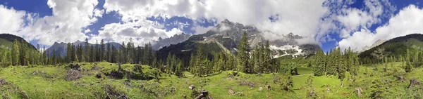 360 Grad Bergpanorama Mit Einmaliger Wolkenbildung Bergwald Und Ahornbäumen Kleiner — Stockfoto