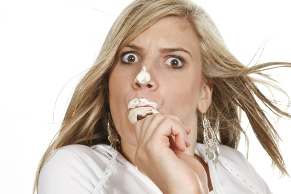 Νεαρή Γυναίκα Τρώει Παγωτό Ένα Ραβδί Πρόσωπο Που Καλύπτεται Παγωτό — Φωτογραφία Αρχείου