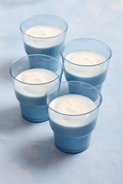 Cuatro Tazas Azules Yogur —  Fotos de Stock