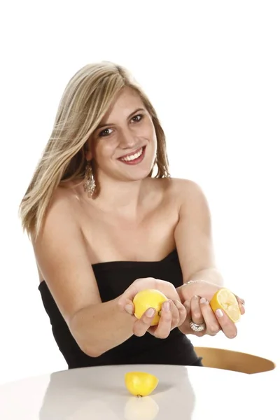 Ung Kvinna Med Citroner Isolerad Vit Bakgrund — Stockfoto