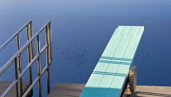 Planche Plongée Dans Une Piscine — Photo