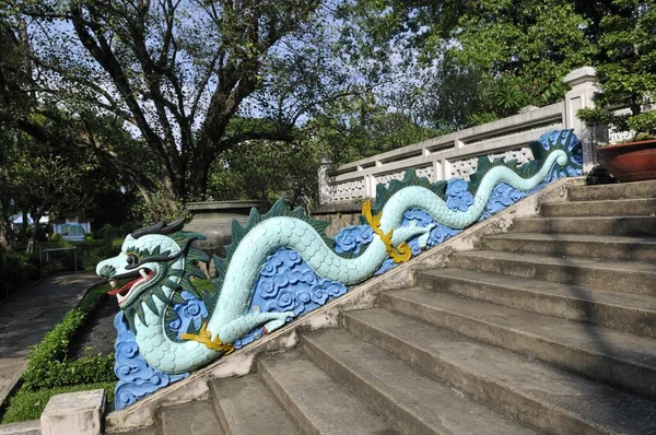 Dragón Entrada Del Templo Los Jardines Botánicos Ciudad Chi Minh —  Fotos de Stock