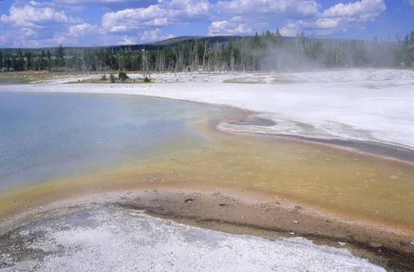 Zachód słońca nad jeziorem w Parku Narodowym Yellowstone — Zdjęcie stockowe