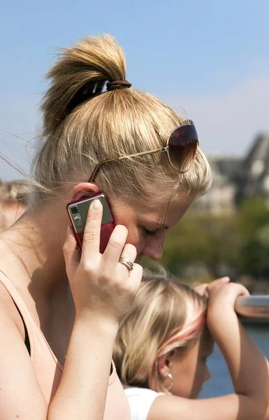 Yaşında Bir Kadın Cep Telefonuyla Konuşuyor — Stok fotoğraf