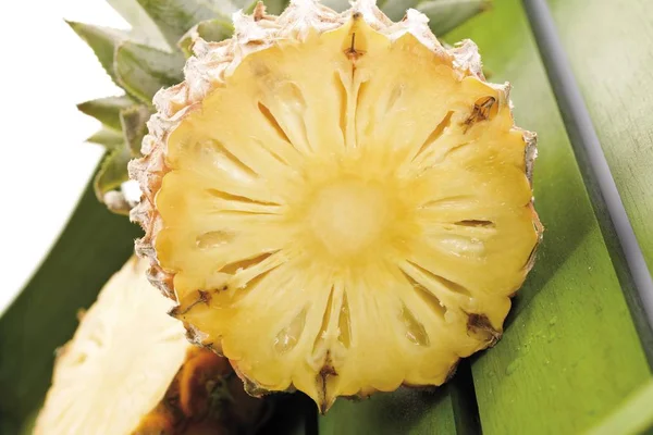 Nahaufnahme Der Geschnittenen Ananas — Stockfoto
