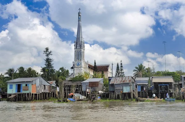 Christelijke Kerk Met Een Grote Spits Aan Oevers Van Mekong — Stockfoto