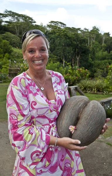 塞舌尔马海岛 印度洋 Jardin Roi香料花园 一名妇女持有Coco Mer — 图库照片