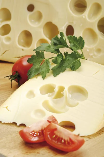 Leerdamer Käse Und Tomaten — Stockfoto