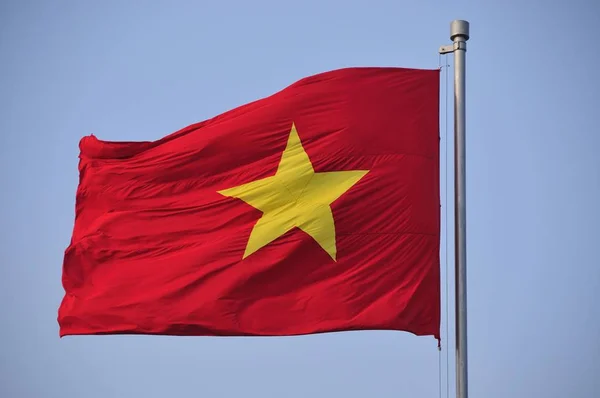 Vietnamesische Nationalflagge Und Blauer Himmel — Stockfoto