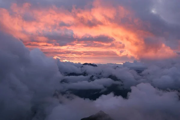 Berge in Wolken gehüllt — Stockfoto