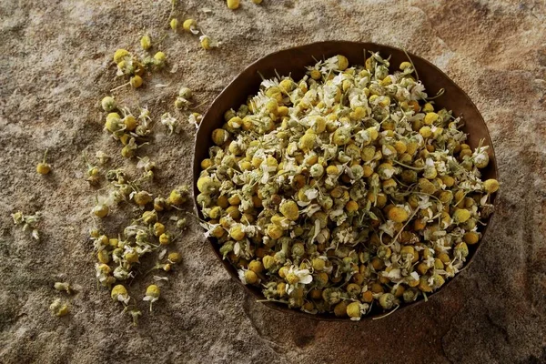 Camomilla Tedesca Matricaria Chamomilla Fiori Una Ciotola Rame Una Superficie — Foto Stock